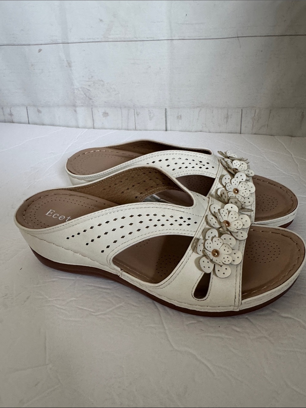 Ecetana Sz 39 - 8 1/2- 9 U.S. White Floral Detail Slide On Comfort Sandals